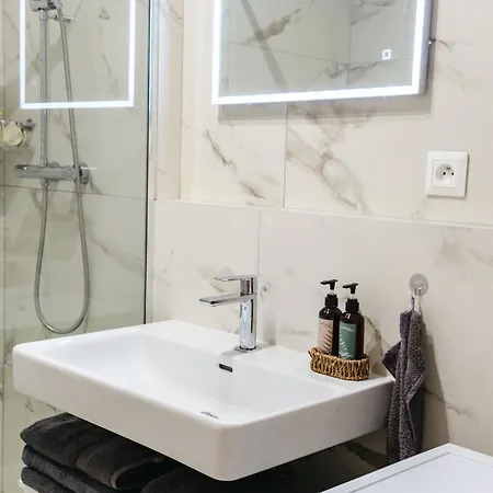 아파트 Sunlit Marble